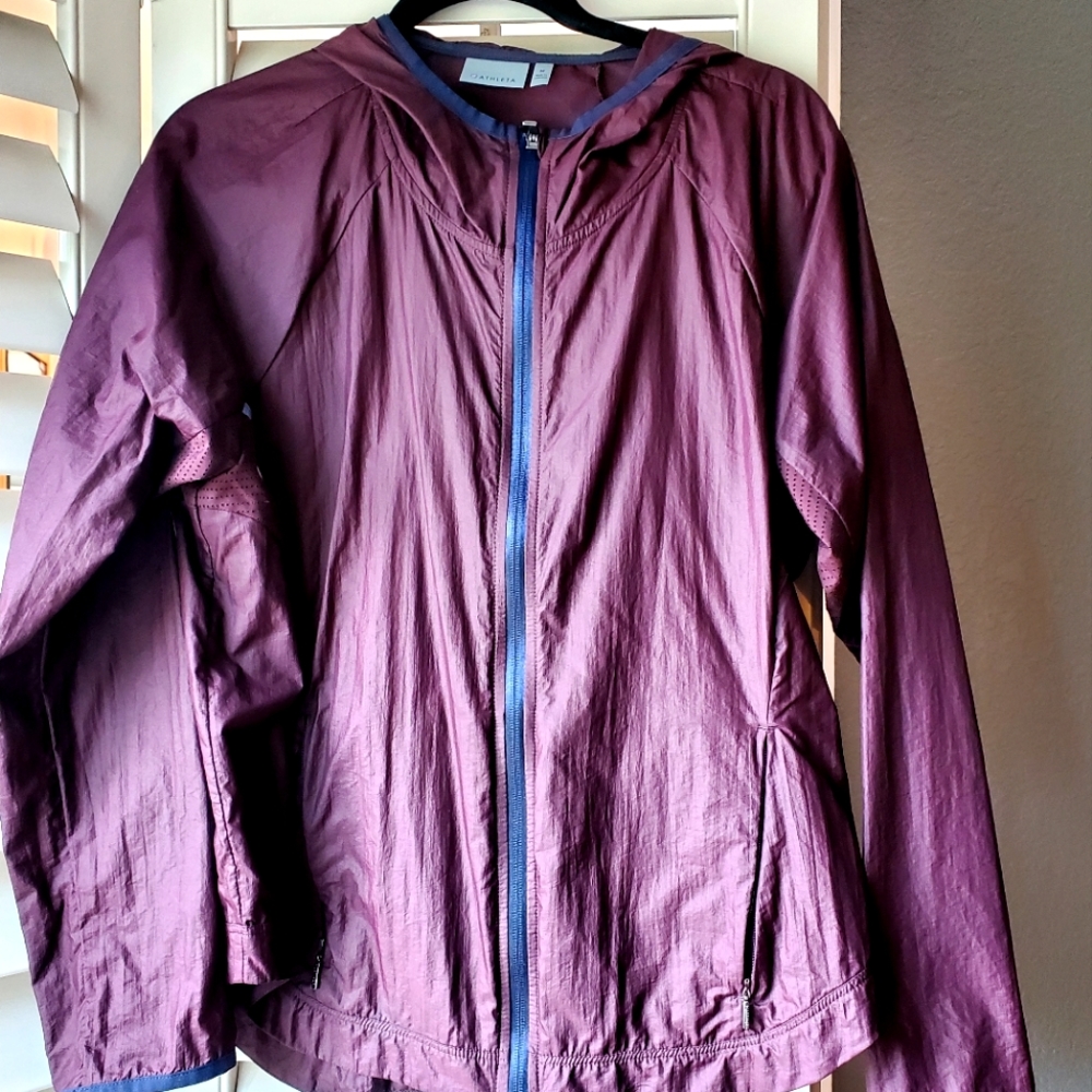 Athleta light weight wind breaker is a beautiful Marron color with dark navy.